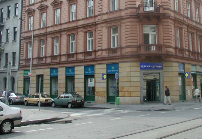 Prováděcí projekt stavebních a interiérových úprav pobočkové sítě České pojišťovny v celých Čechách. Ve spolupráci s ateliérem ArchiCon plus.