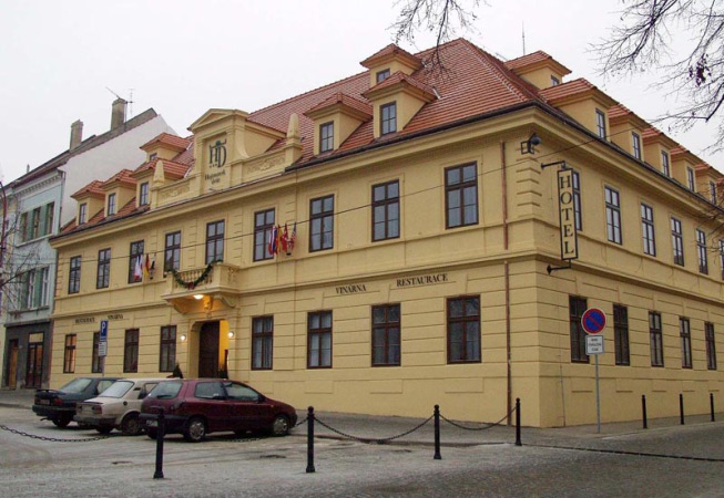 Projekt rekonstrukce a kompletního vybavení interiéru hotelu Hejtmanský dvůr na náměstí ve Slaném ve spolupráci s ateliérem ArchiCon plus