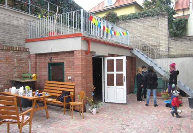 Revitalizace dvorku bytového domu v Praze 6 - oživení společenského života sousedů
